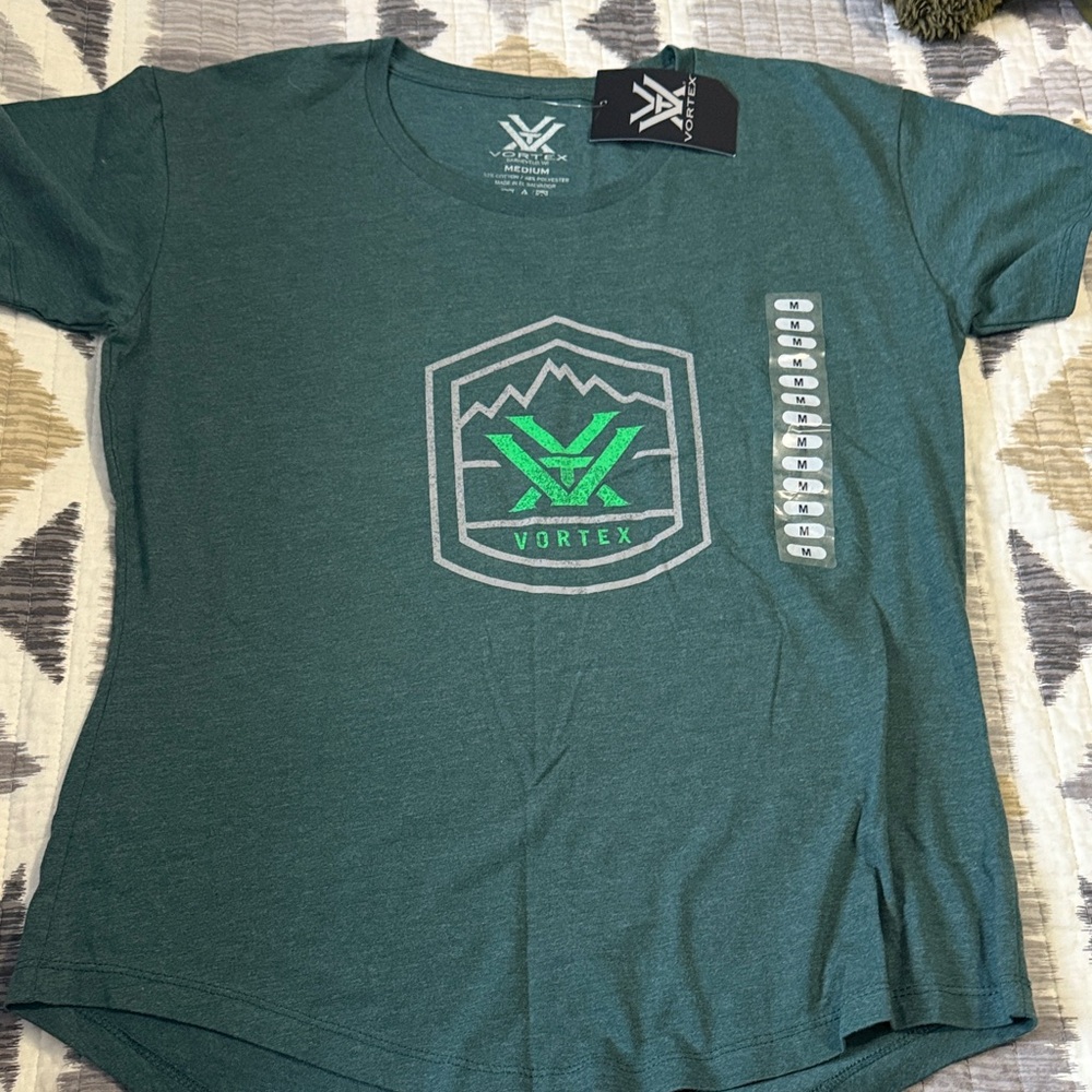 Women’s Vortex graphic tee green